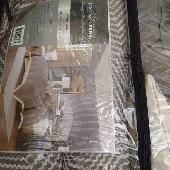 🛑🛑SOLD🛑🛑Madison Park Signature Shades of Grey 8pc oversize King Comforter - Picture 6 of 8